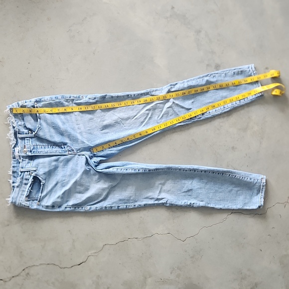 Good American Light Blue Frayed Hem Skinny Jeans Size 12 / 31 - Picture 3 of 7